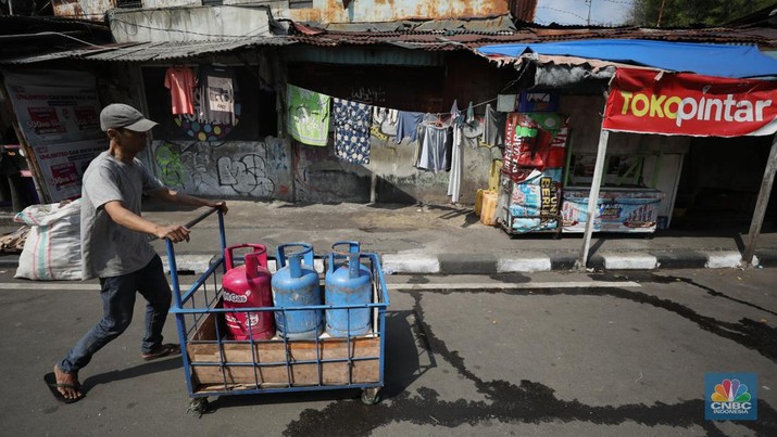 Pekerja mengangkut gas elpiji 12 kg di kawasan Jakarta, Senin (11/7/2022). PT Pertamina (Persero) menetapkan harga terkini Bright Gas 5,5 kg menjadi Rp 100.000 dan Bright Gas 12 kg/Elpiji 12 kg menjadi Rp 213.000. (CNBC Indonesia/Tri Susilo)