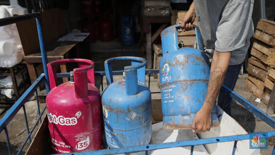Pekerja mengangkut gas elpiji 12 kg di kawasan Jakarta, Senin (11/7/2022). PT Pertamina (Persero) menetapkan harga terkini Bright Gas 5,5 kg menjadi Rp 100.000 dan Bright Gas 12 kg/Elpiji 12 kg menjadi Rp 213.000. (CNBC Indonesia/Tri Susilo)