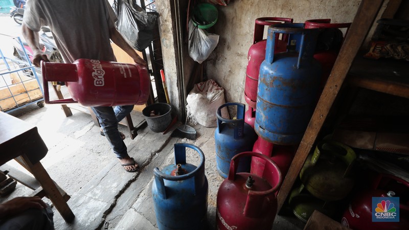 Pekerja mengangkut gas elpiji 12 kg di kawasan Jakarta, Senin (11/7/2022). PT Pertamina (Persero) menetapkan harga terkini Bright Gas 5,5 kg menjadi Rp 100.000 dan Bright Gas 12 kg/Elpiji 12 kg menjadi Rp 213.000. (CNBC Indonesia/Tri Susilo)