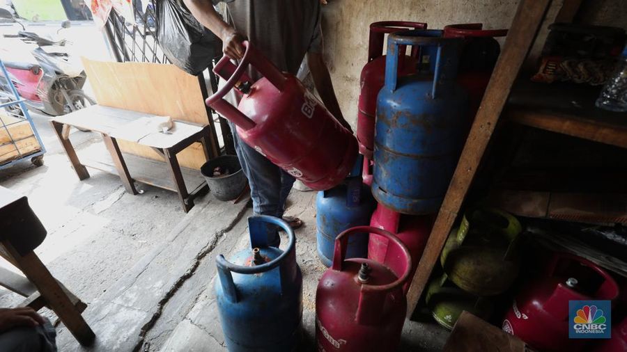 Pekerja mengangkut gas elpiji 12 kg di kawasan Jakarta, Senin (11/7/2022). PT Pertamina (Persero) menetapkan harga terkini Bright Gas 5,5 kg menjadi Rp 100.000 dan Bright Gas 12 kg/Elpiji 12 kg menjadi Rp 213.000. (CNBC Indonesia/Tri Susilo)