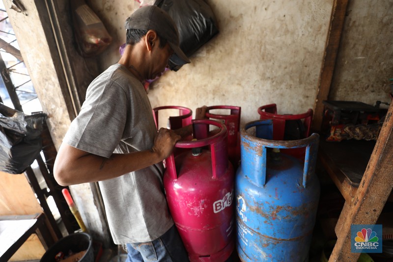 Pekerja mengangkut gas elpiji 12 kg di kawasan Jakarta, Senin (11/7/2022). PT Pertamina (Persero) menetapkan harga terkini Bright Gas 5,5 kg menjadi Rp 100.000 dan Bright Gas 12 kg/Elpiji 12 kg menjadi Rp 213.000. (CNBC Indonesia/Tri Susilo) Pekerja mengangkut gas elpiji 12 kg di kawasan Jakarta, Senin (11/7/2022). PT Pertamina (Persero) menetapkan harga terkini Bright Gas 5,5 kg menjadi Rp 100.000 dan Bright Gas 12 kg/Elpiji 12 kg menjadi Rp 213.000. (CNBC Indonesia/Tri Susilo)