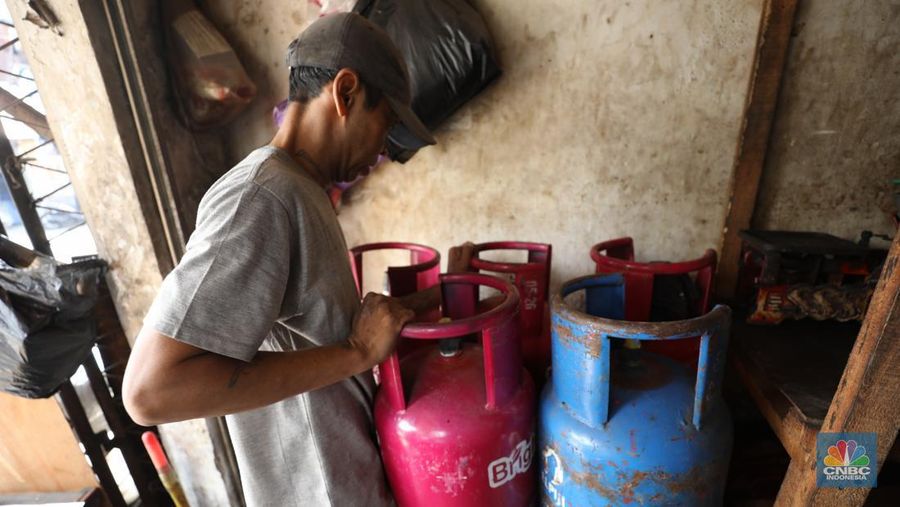 Pekerja mengangkut gas elpiji 12 kg di kawasan Jakarta, Senin (11/7/2022). PT Pertamina (Persero) menetapkan harga terkini Bright Gas 5,5 kg menjadi Rp 100.000 dan Bright Gas 12 kg/Elpiji 12 kg menjadi Rp 213.000. (CNBC Indonesia/Tri Susilo)