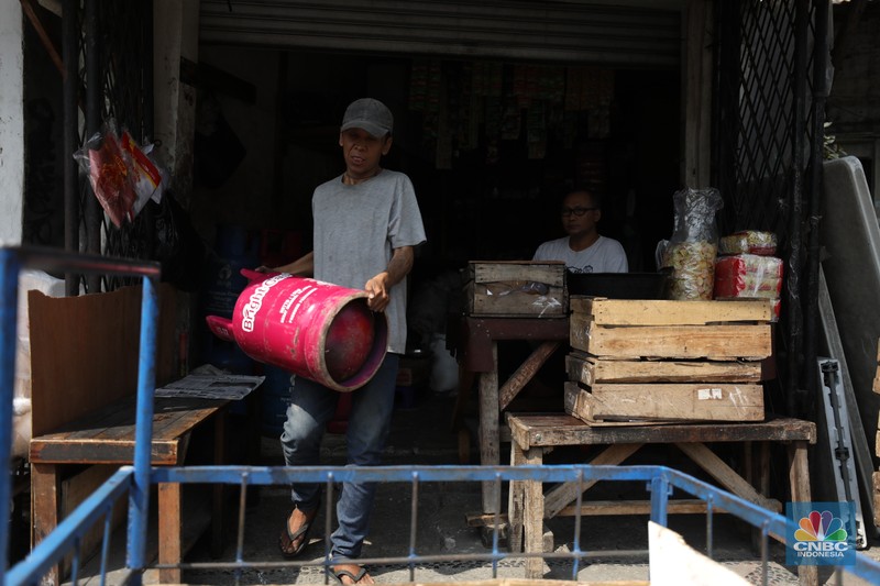 Pekerja mengangkut gas elpiji 12 kg di kawasan Jakarta, Senin (11/7/2022). PT Pertamina (Persero) menetapkan harga terkini Bright Gas 5,5 kg menjadi Rp 100.000 dan Bright Gas 12 kg/Elpiji 12 kg menjadi Rp 213.000. (CNBC Indonesia/Tri Susilo) Pekerja mengangkut gas elpiji 12 kg di kawasan Jakarta, Senin (11/7/2022). PT Pertamina (Persero) menetapkan harga terkini Bright Gas 5,5 kg menjadi Rp 100.000 dan Bright Gas 12 kg/Elpiji 12 kg menjadi Rp 213.000. (CNBC Indonesia/Tri Susilo)