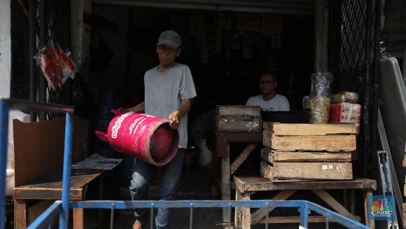 Pekerja mengangkut gas elpiji 12 kg di kawasan Jakarta, Senin (11/7/2022). PT Pertamina (Persero) menetapkan harga terkini Bright Gas 5,5 kg menjadi Rp 100.000 dan Bright Gas 12 kg/Elpiji 12 kg menjadi Rp 213.000. (CNBC Indonesia/Tri Susilo)