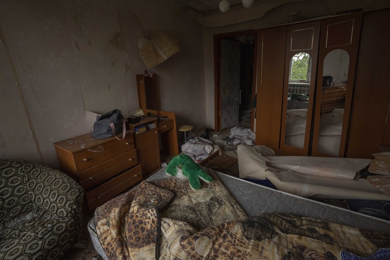 Russia Ukraine War A sofa chair is seen in what is left standing in the aftermath of a Russian rocket that hit an apartment residential block, in Chasiv Yar, Donetsk region, eastern Ukraine, Sunday, July 10, 2022. At least 15 people were killed and more than 20 people may still be trapped in the rubble, officials said Sunday. (AP Photo/Nariman El-Mofty)
