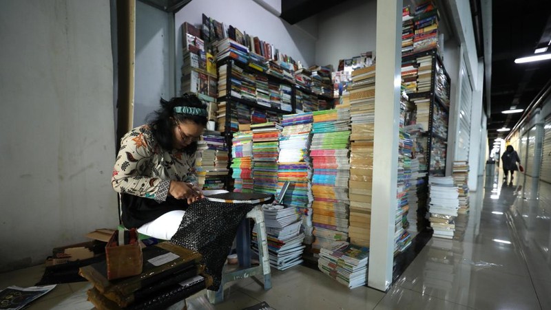 Sejumlah pedagang di toko buku Kenari, Jakarta merapikan buku pada rak di toko mereka masing-masing, Senin (11/7/2022). (CNBC Indonesia/Tri Susilo)