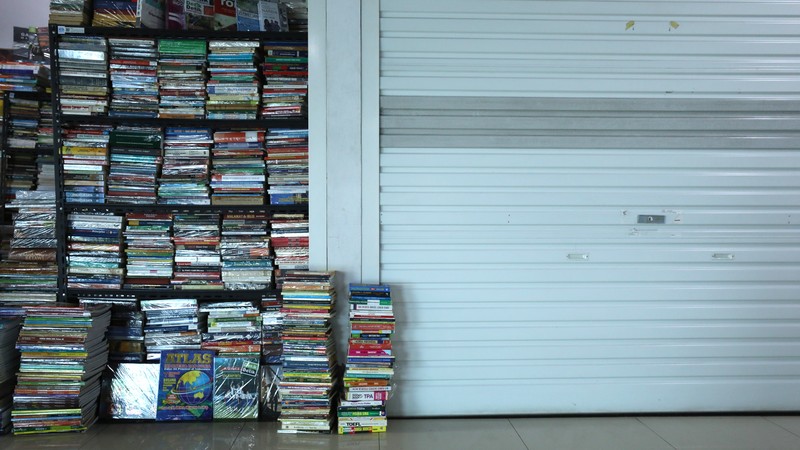 Sejumlah pedagang di toko buku Kenari, Jakarta merapikan buku pada rak di toko mereka masing-masing, Senin (11/7/2022). (CNBC Indonesia/Tri Susilo) Sejumlah pedagang di toko buku Kenari, Jakarta merapikan buku pada rak di toko mereka masing-masing, Senin (11/7/2022). (CNBC Indonesia/Tri Susilo)