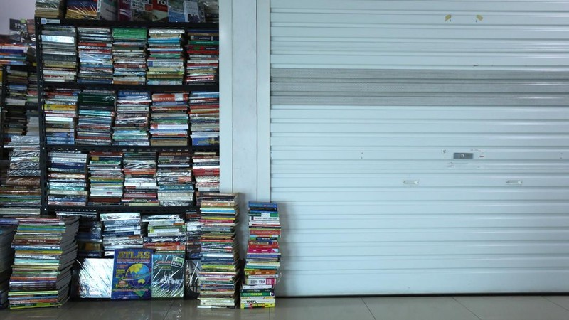 Sejumlah pedagang di toko buku Kenari, Jakarta merapikan buku pada rak di toko mereka masing-masing, Senin (11/7/2022). (CNBC Indonesia/Tri Susilo)