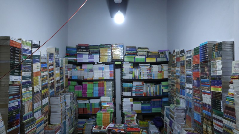 Sejumlah pedagang di toko buku Kenari, Jakarta merapikan buku pada rak di toko mereka masing-masing, Senin (11/7/2022). (CNBC Indonesia/Tri Susilo) Sejumlah pedagang di toko buku Kenari, Jakarta merapikan buku pada rak di toko mereka masing-masing, Senin (11/7/2022). (CNBC Indonesia/Tri Susilo)