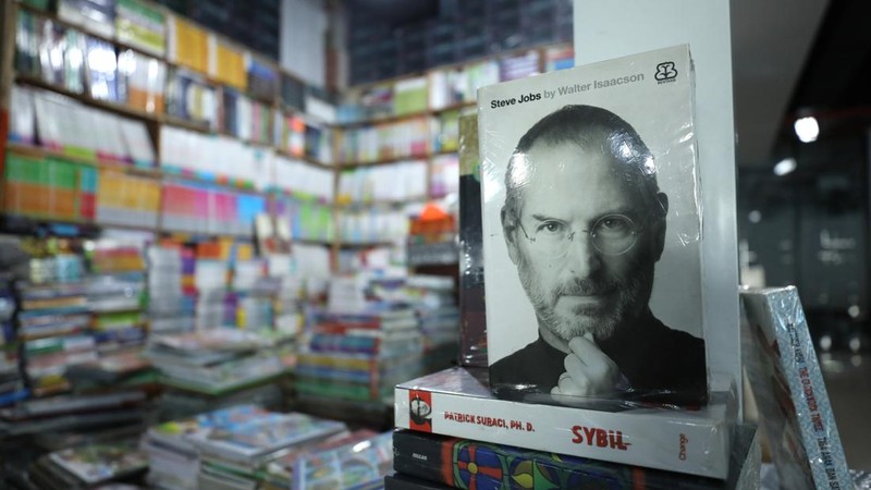 Sejumlah pedagang di toko buku Kenari, Jakarta merapikan buku pada rak di toko mereka masing-masing, Senin (11/7/2022). (CNBC Indonesia/Tri Susilo)