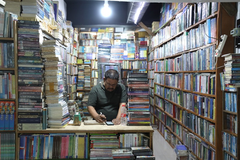 Sejumlah pedagang di toko buku Kenari, Jakarta merapikan buku pada rak di toko mereka masing-masing, Senin (11/7/2022). (CNBC Indonesia/Tri Susilo) Sejumlah pedagang di toko buku Kenari, Jakarta merapikan buku pada rak di toko mereka masing-masing, Senin (11/7/2022). (CNBC Indonesia/Tri Susilo)