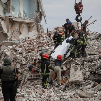 Penampakan Apartemen Hancur Lebur di Ukraina, 15 Orang Tewas