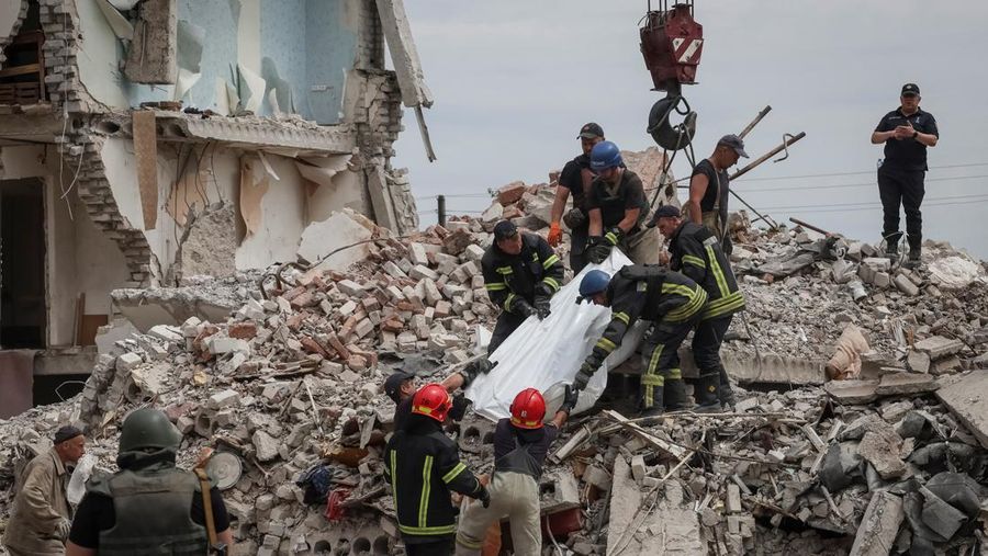 Local residents walk near their residential building damaged by a Russian military strike, amid Russia's invasion on Ukraine, in the town of Chasiv Yar, in Donetsk region, Ukraine July 10, 2022. REUTERS/Gleb Garanich