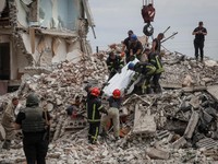 Penampakan Apartemen Hancur Lebur di Ukraina, 15 Orang Tewas