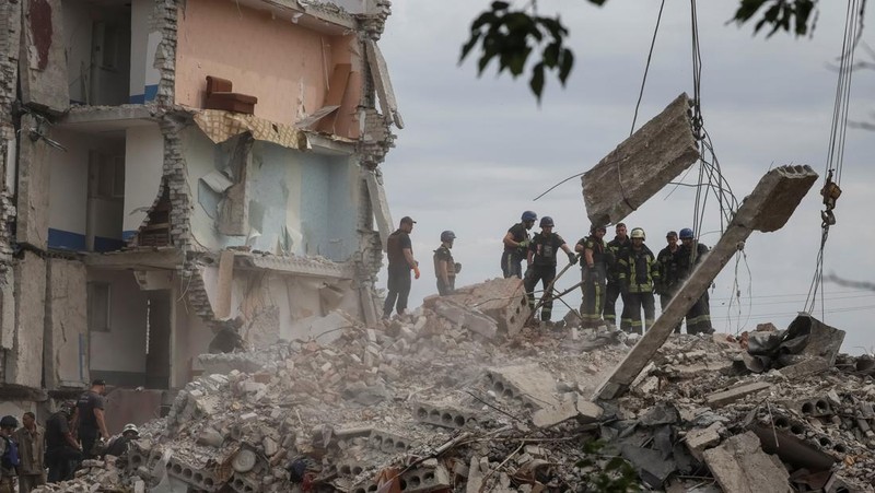 Rescue operation is underway after a missile strike, amid Russia's invasion of Ukraine, at a location given as Chasiv Yar, Ukraine, in this handout image released July 10, 2022. Donetsk region governor Pavlo Kyrylenko/Handout via REUTERS ATTENTION EDITORS    THIS IMAGE HAS BEEN SUPPLIED BY A THIRD PARTY. NO RESALES. NO ARCHIVES. MANDATORY CREDIT.