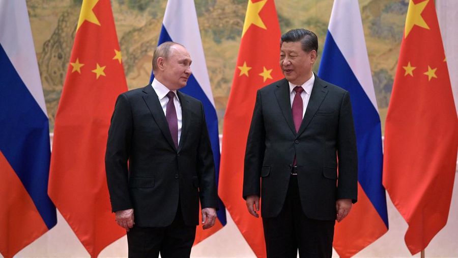 TOPSHOT - Russian President Vladimir Putin (L) and Chinese President Xi Jinping pose during their meeting in Beijing, on February 4, 2022. (Photo by Alexei Druzhinin / Sputnik / AFP) (Photo by ALEXEI DRUZHININ/Sputnik/AFP via Getty Images)