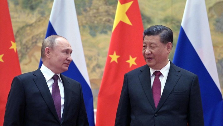 1238175215 TOPSHOT - Russian President Vladimir Putin (L) and Chinese President Xi Jinping pose for a photograph during their meeting in Beijing, on February 4, 2022. (Photo by Alexei Druzhinin / Sputnik / AFP) (Photo by ALEXEI DRUZHININ/Sputnik/AFP via Getty Images)