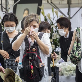 Potret Tangis Warga Jepang Antar Kepergian Shinzo Abe