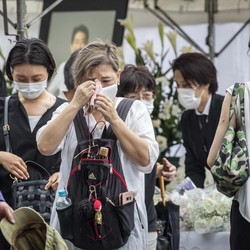 Potret Tangis Warga Jepang Antar Kepergian Shinzo Abe