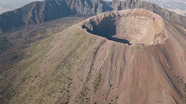 Gunung Raksasa di Eropa Meletus, 1 Kota Hilang-2.000 Orang Tewas
