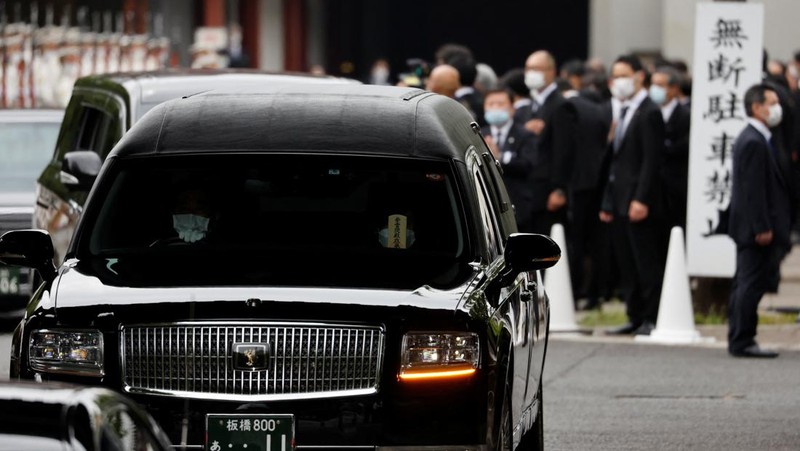 Akie Abe, wife of late former Japanese Prime Minister Shinzo Abe, who was shot while campaigning for a parliamentary election, sits in a vehicle carrying Abe's body, as she leaves after his funeral at Zojoji Temple in Tokyo, Japan July 12, 2022. REUTERS/Issei Kato