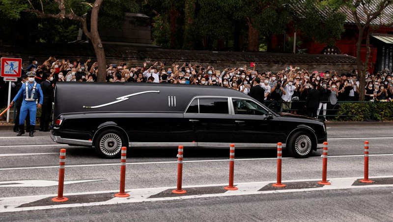 Akie Abe, wife of late former Japanese Prime Minister Shinzo Abe, who was shot while campaigning for a parliamentary election, sits in a vehicle carrying Abe's body, as she leaves after his funeral at Zojoji Temple in Tokyo, Japan July 12, 2022. REUTERS/Issei Kato