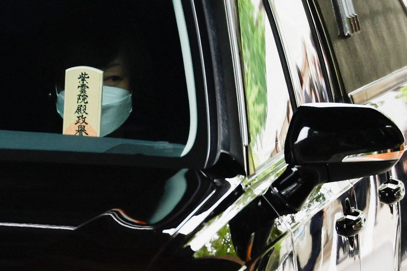 JAPAN-ABE/FUNERAL Akie Abe, wife of late former Japanese Prime Minister Shinzo Abe, who was shot while campaigning for a parliamentary election, sits in a vehicle carrying Abe's body, as she leaves after his funeral at Zojoji Temple in Tokyo, Japan July 12, 2022. REUTERS/Issei Kato