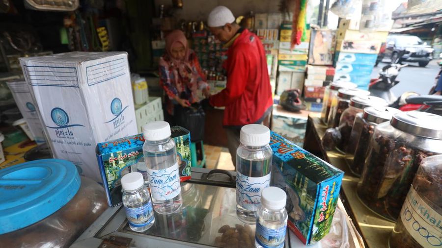 Pedagang oleh-oleh umrah haji (Cnbc Indonesia/Andrean Kristianto)