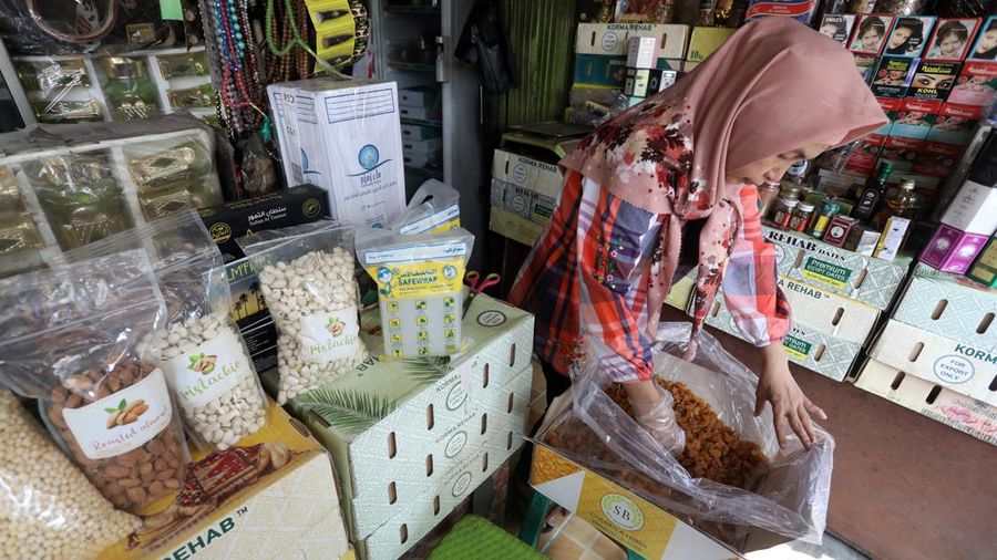 Pedagang oleh-oleh umrah haji (Cnbc Indonesia/Andrean Kristianto)