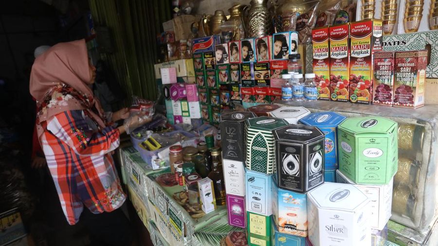 Pedagang oleh-oleh umrah haji (Cnbc Indonesia/Andrean Kristianto)