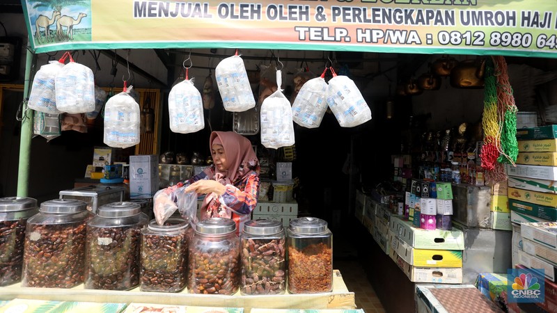 Pedagang oleh-oleh umrah haji (Cnbc Indonesia/Andrean Kristianto)