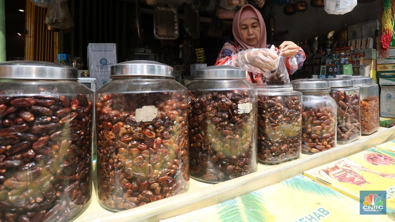 Pedagang oleh-oleh umrah haji (Cnbc Indonesia/Andrean Kristianto)
