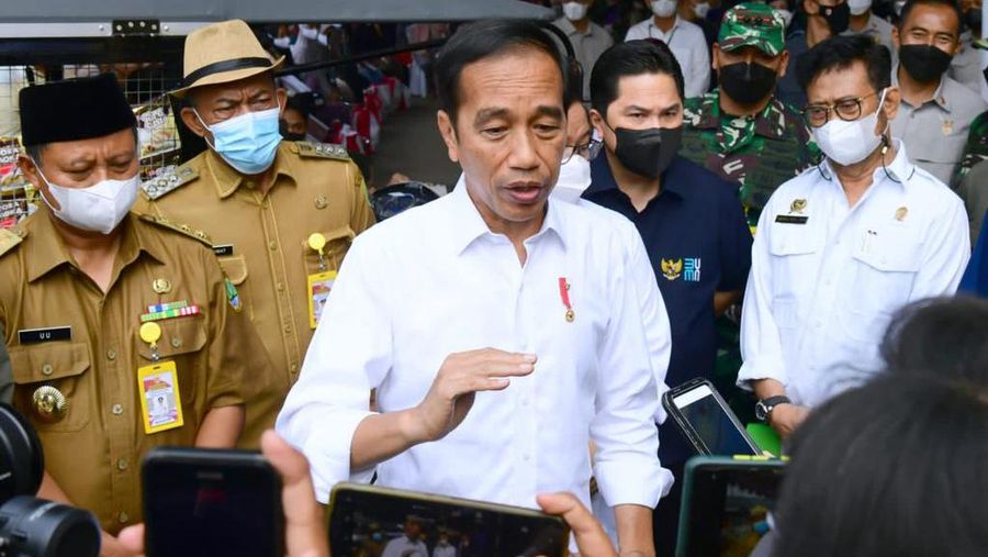 Presiden Joko Widodo mengawali kunjungan kerjanya di Provinsi Jawa Barat pada Selasa, 12 Juli 2022 dengan mengunjungi Pasar Sukamandi, Kabupaten Subang untuk menyapa para pedagang sekaligus membagikan bantuan langsung kepada para penerima manfaat. (Foto: Muchlis Jr - Biro Pers Sekretariat Presiden)