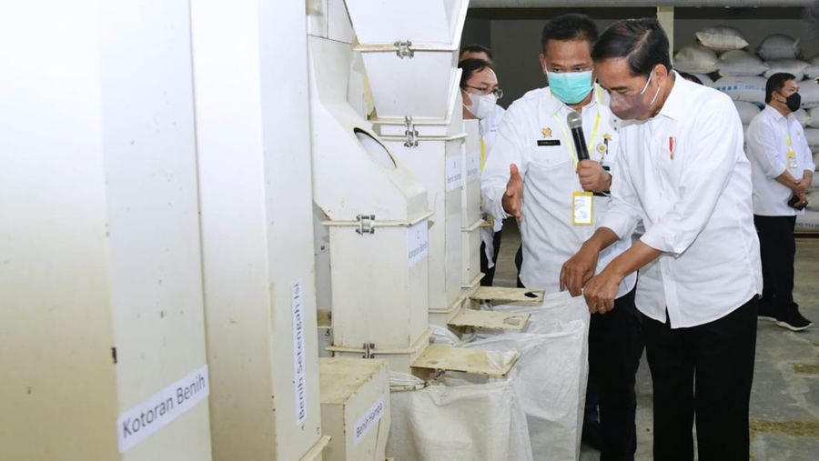 Presiden Joko Widodo meninjau langsung Balai Besar Penelitian Tanaman Padi (BBPadi) di Kabupaten Subang, Provinsi Jawa Barat, pada Selasa, 12 Juli 2022. (Muchlis Jr - Biro Pers Sekretariat Presiden)