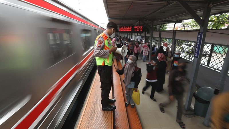 Sejumlah penumpang kereta KRL melakukan scan PeduliLindungi di Stasiun Pasar Senen, Jakarta, Selasa (12/7/2022). Pemerintah telah menerbitkan aturan perjalanan terbaru merespons kenaikan kasus COVID-19. Aturan-aturan perjalanan terbaru bakal mulai berlaku mulai 17 Juli 2022 mendatang. (CNBC Indonesia/Tri Susilo)