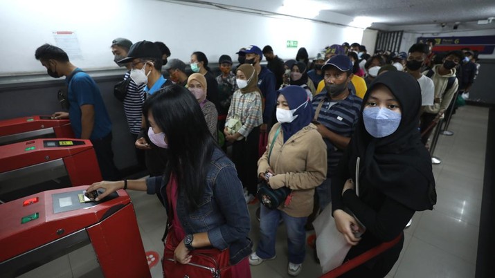 Sejumlah penumpang kereta KRL melakukan scan PeduliLindungi di Stasiun Pasar Senen, Jakarta, Selasa (12/7/2022). Pemerintah telah menerbitkan aturan perjalanan terbaru merespons kenaikan kasus COVID-19. Aturan-aturan perjalanan terbaru bakal mulai berlaku mulai 17 Juli 2022 mendatang. (CNBC Indonesia/Tri Susilo) Sejumlah penumpang kereta KRL melakukan scan PeduliLindungi di Stasiun Pasar Senen, Jakarta, Selasa (12/7/2022). Pemerintah telah menerbitkan aturan perjalanan terbaru merespons kenaikan kasus COVID-19. Aturan-aturan perjalanan terbaru bakal mulai berlaku mulai 17 Juli 2022 mendatang. (CNBC Indonesia/Tri Susilo)
