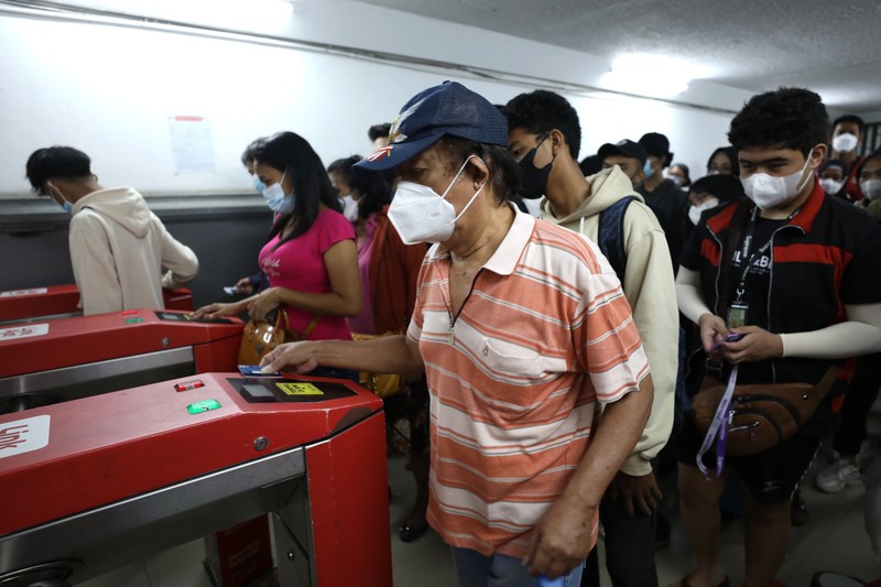 Sejumlah penumpang kereta KRL melakukan scan PeduliLindungi di Stasiun Pasar Senen, Jakarta, Selasa (12/7/2022). Pemerintah telah menerbitkan aturan perjalanan terbaru merespons kenaikan kasus COVID-19. Aturan-aturan perjalanan terbaru bakal mulai berlaku mulai 17 Juli 2022 mendatang. (CNBC Indonesia/Tri Susilo)