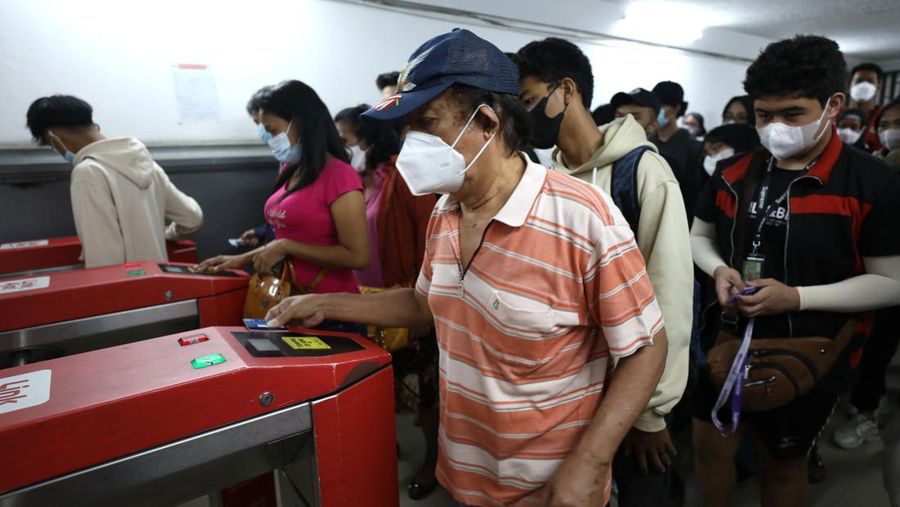 Sejumlah penumpang kereta KRL melakukan scan PeduliLindungi di Stasiun Pasar Senen, Jakarta, Selasa (12/7/2022). Pemerintah telah menerbitkan aturan perjalanan terbaru merespons kenaikan kasus COVID-19. Aturan-aturan perjalanan terbaru bakal mulai berlaku mulai 17 Juli 2022 mendatang. (CNBC Indonesia/Tri Susilo)