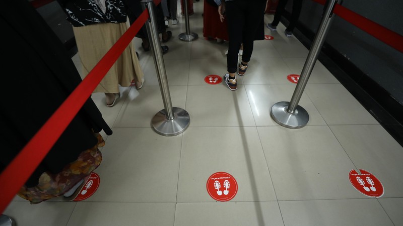 Sejumlah penumpang kereta KRL melakukan scan PeduliLindungi di Stasiun Pasar Senen, Jakarta, Selasa (12/7/2022). Pemerintah telah menerbitkan aturan perjalanan terbaru merespons kenaikan kasus COVID-19. Aturan-aturan perjalanan terbaru bakal mulai berlaku mulai 17 Juli 2022 mendatang. (CNBC Indonesia/Tri Susilo)