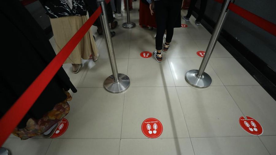 Sejumlah penumpang kereta KRL melakukan scan PeduliLindungi di Stasiun Pasar Senen, Jakarta, Selasa (12/7/2022). Pemerintah telah menerbitkan aturan perjalanan terbaru merespons kenaikan kasus COVID-19. Aturan-aturan perjalanan terbaru bakal mulai berlaku mulai 17 Juli 2022 mendatang. (CNBC Indonesia/Tri Susilo)