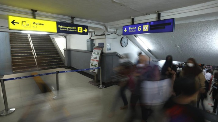 Sejumlah penumpang kereta KRL melakukan scan PeduliLindungi di Stasiun Pasar Senen, Jakarta, Selasa (12/7/2022). Pemerintah telah menerbitkan aturan perjalanan terbaru merespons kenaikan kasus COVID-19. Aturan-aturan perjalanan terbaru bakal mulai berlaku mulai 17 Juli 2022 mendatang. (CNBC Indonesia/Tri Susilo) Sejumlah penumpang kereta KRL melakukan scan PeduliLindungi di Stasiun Pasar Senen, Jakarta, Selasa (12/7/2022). Pemerintah telah menerbitkan aturan perjalanan terbaru merespons kenaikan kasus COVID-19. Aturan-aturan perjalanan terbaru bakal mulai berlaku mulai 17 Juli 2022 mendatang. (CNBC Indonesia/Tri Susilo)