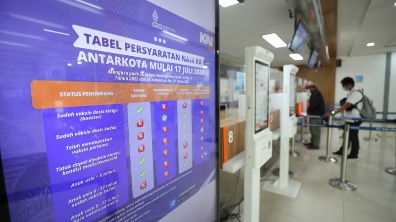 Sejumlah penumpang kereta KRL melakukan scan PeduliLindungi di Stasiun Pasar Senen, Jakarta, Selasa (12/7/2022). Pemerintah telah menerbitkan aturan perjalanan terbaru merespons kenaikan kasus COVID-19. Aturan-aturan perjalanan terbaru bakal mulai berlaku mulai 17 Juli 2022 mendatang. (CNBC Indonesia/Tri Susilo)
