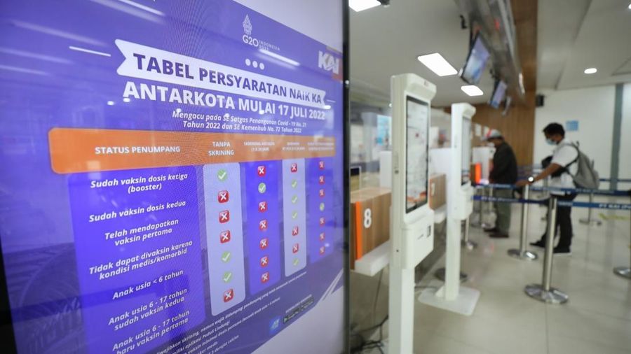 Sejumlah penumpang kereta KRL melakukan scan PeduliLindungi di Stasiun Pasar Senen, Jakarta, Selasa (12/7/2022). Pemerintah telah menerbitkan aturan perjalanan terbaru merespons kenaikan kasus COVID-19. Aturan-aturan perjalanan terbaru bakal mulai berlaku mulai 17 Juli 2022 mendatang. (CNBC Indonesia/Tri Susilo)