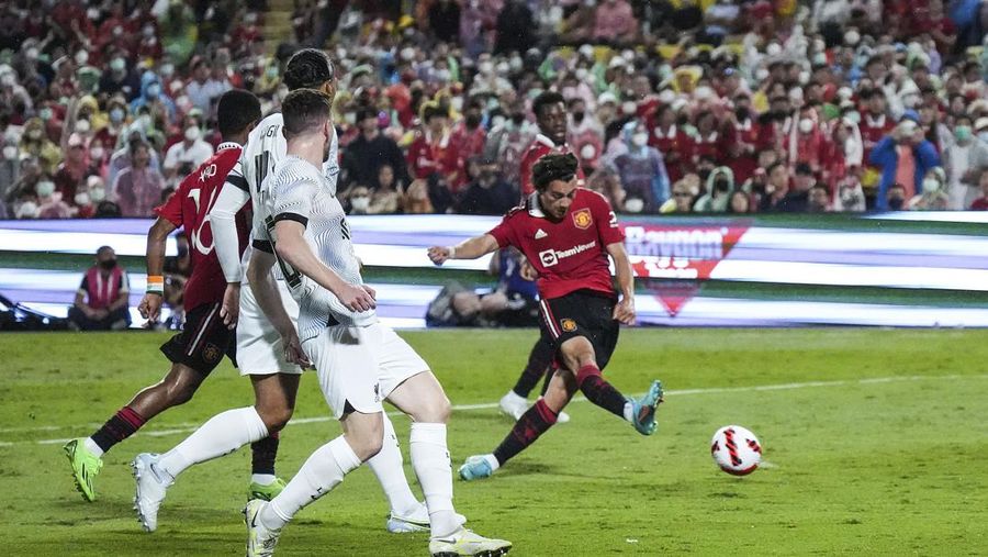 Manchester United Jadon Sancho, left, shoot to score during their pre-season kicks Rajamangala national stadium In Bangkok, Thailand, Tuesday, July 12, 2022. Manchester United beat Liverpool 4-0. (AP Photo/Wason Wanichakorn)