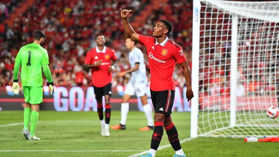 Manchester United Jadon Sancho, left, shoot to score during their pre-season kicks Rajamangala national stadium In Bangkok, Thailand, Tuesday, July 12, 2022. Manchester United beat Liverpool 4-0. (AP Photo/Wason Wanichakorn)