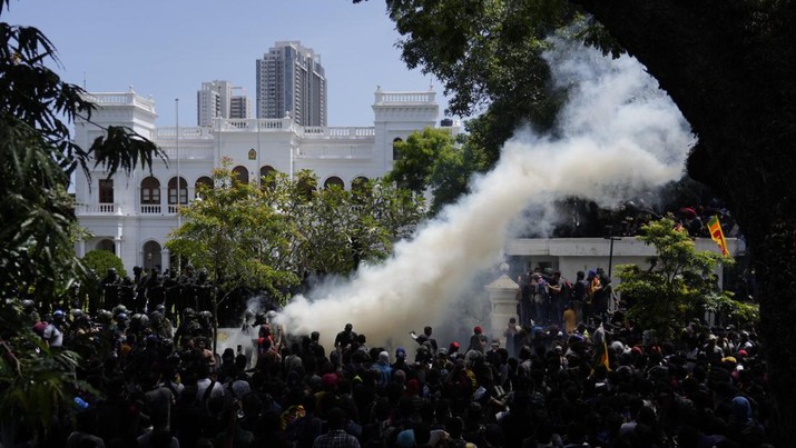 APTOPIX Sri Lanka Police use teargas as Sri Lankan protesters storm the compound of prime minister Ranil Wickremesinghe 's office, demanding he resign after president Gotabaya Rajapaksa fled amid economic crisis in Colombo, Sri Lanka, Wednesday, July 13, 2022. (AP Photo/Rafiq Maqbool)