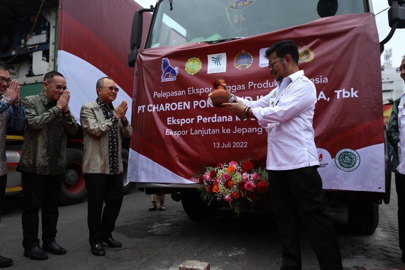 Menteri pertanian RI Syahrul Yasin Limpo melepas ekspor perdana produk unggas daging ayam di Kantor Pusat CPI Ancol, Jakarta, Rabu (13/7/2022). PT Charoen Pokphand Indonesia Tbk (CPIN) melakukan ekspor perdana produk unggasnya ke Singapura sebanyak 50.000 Kg ekspor produk unggas. (CNBC Indonesia/Tri Susilo)