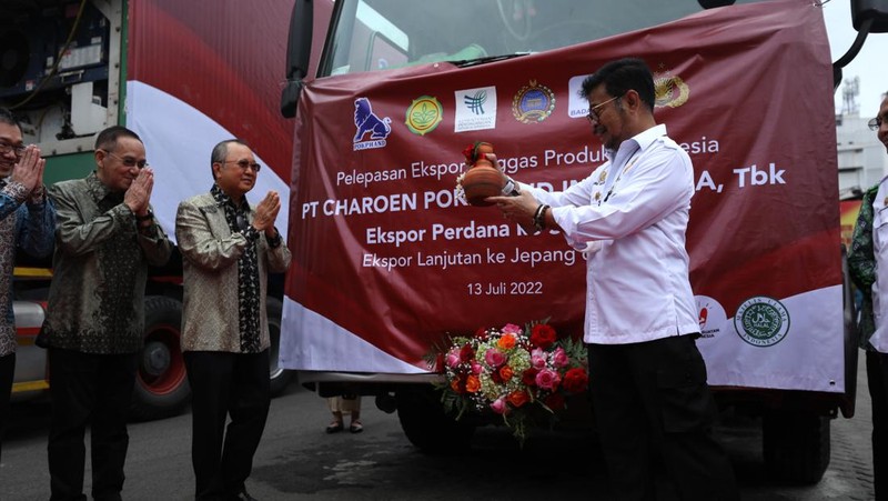 Menteri pertanian RI Syahrul Yasin Limpo melepas ekspor perdana produk unggas daging ayam di Kantor Pusat CPI Ancol, Jakarta, Rabu (13/7/2022). PT Charoen Pokphand Indonesia Tbk (CPIN) melakukan ekspor perdana produk unggasnya ke Singapura sebanyak 50.000 Kg ekspor produk unggas. (CNBC Indonesia/Tri Susilo)