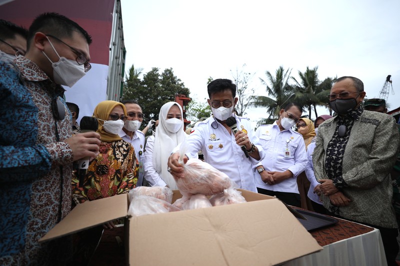 Menteri pertanian RI Syahrul Yasin Limpo melepas ekspor perdana produk unggas daging ayam di Kantor Pusat CPI Ancol, Jakarta, Rabu (13/7/2022). PT Charoen Pokphand Indonesia Tbk (CPIN) melakukan ekspor perdana produk unggasnya ke Singapura sebanyak 50.000 Kg ekspor produk unggas. (CNBC Indonesia/Tri Susilo)