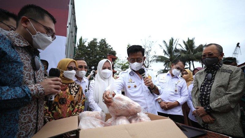 Menteri pertanian RI Syahrul Yasin Limpo melepas ekspor perdana produk unggas daging ayam di Kantor Pusat CPI Ancol, Jakarta, Rabu (13/7/2022). PT Charoen Pokphand Indonesia Tbk (CPIN) melakukan ekspor perdana produk unggasnya ke Singapura sebanyak 50.000 Kg ekspor produk unggas. (CNBC Indonesia/Tri Susilo)